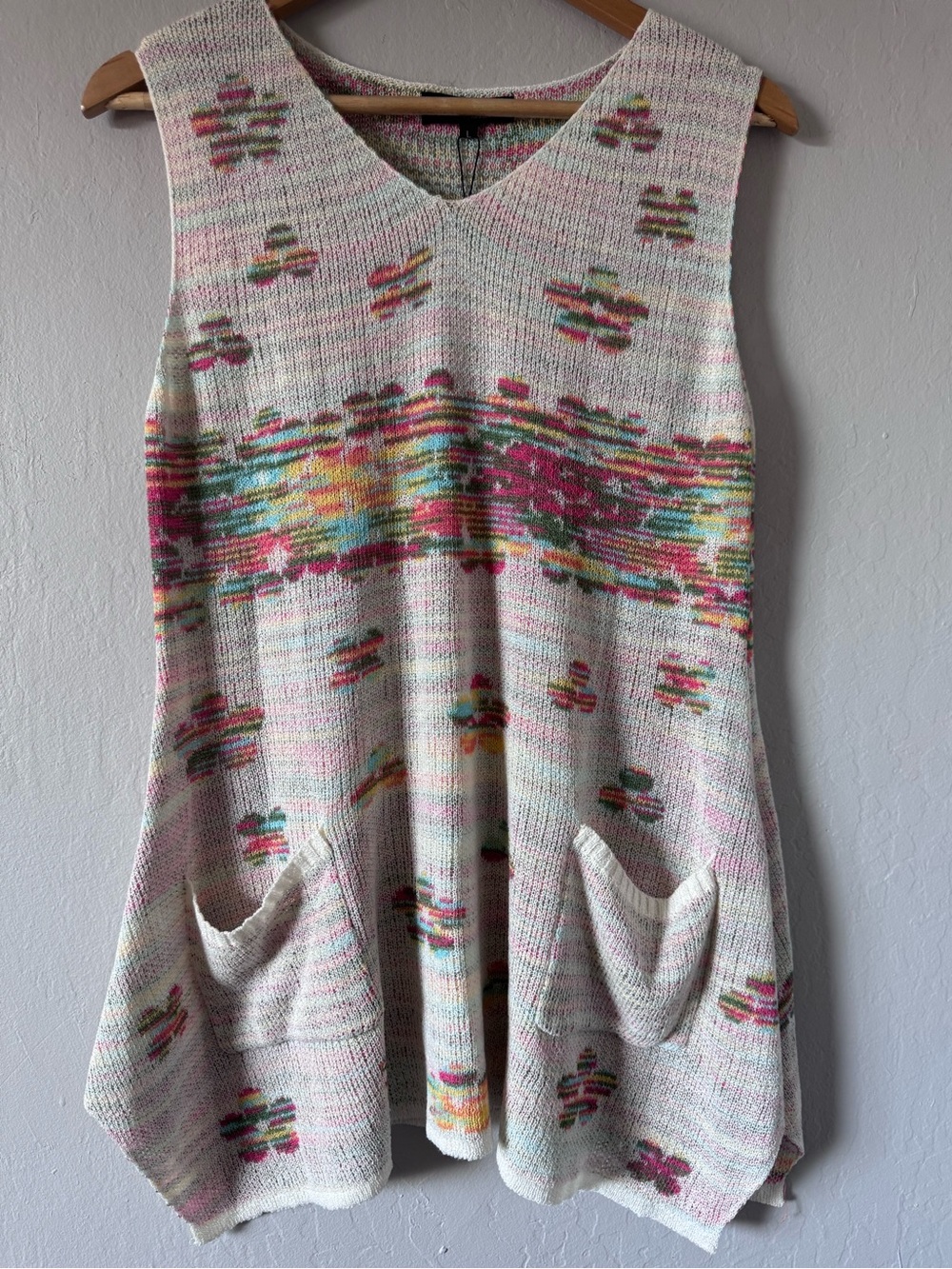 Nicole Sabbattini Cute Knit Sleeveless V-Neck Tunic w/ Retro Multicolor Flowers